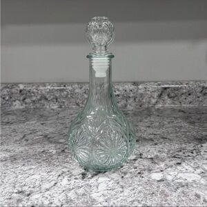 Elegant Glass Decanter with Stopper